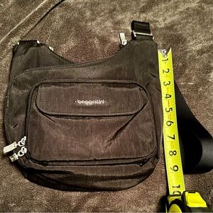 Baggallini Black Messenger Bag with Adjustable Strap and Durable Fabric